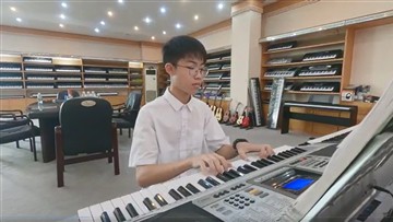 Desde niños hasta adultos, las personas pueden encontrar instrumentos musical...